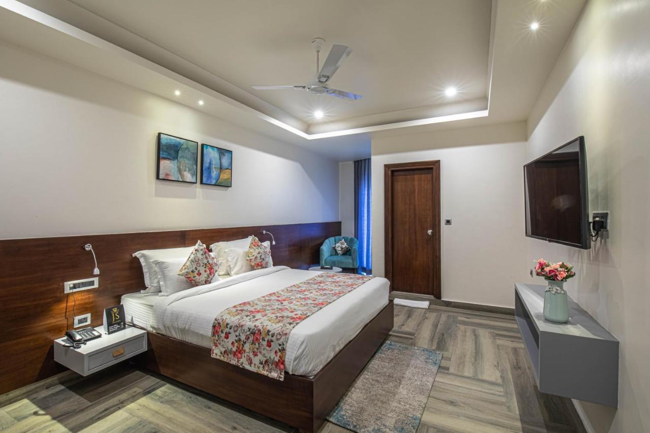 Hotel Js Souvenir Dehradun Bagian luar foto